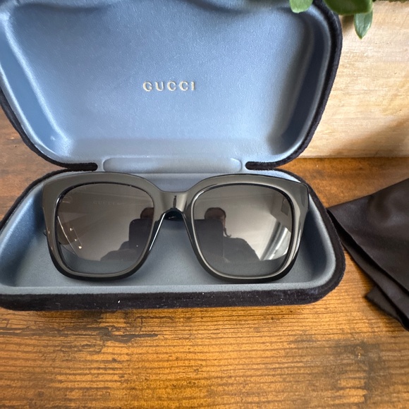 Gucci sunglasses with Case - Picture 1 of 8